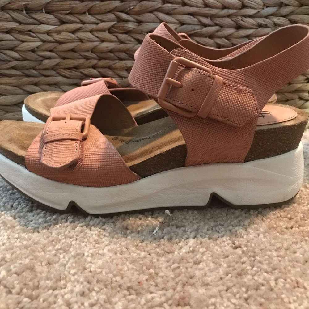 Sofft Peach Textured Buckle Platform Sandals